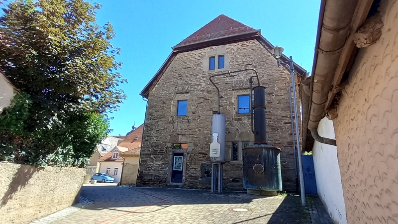 20220702_111947.jpg - Bönnigheims ältestes Gebäude, das "Steinhaus" aus dem Jahr 1295 beherbergt heute das Schnapsmuseum.