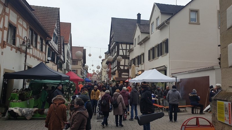 20221203_144208.jpg - Wow, der Weihnachtsmarkt ist schon sehr gut besucht!Naja, verständlich nach der langen Corona-Pause.