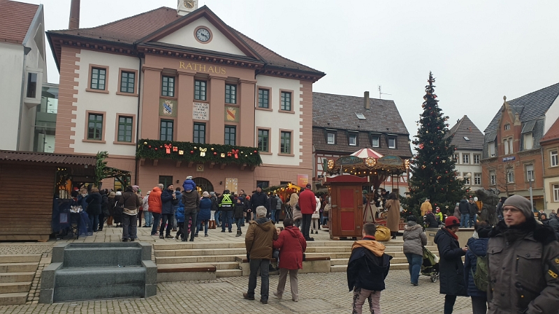 20221203_152259.jpg - Nachdem wir durch einige Geschäfte der Fußgängerzone gebummelt sind, kommen wir zurück zum Marktplatz...