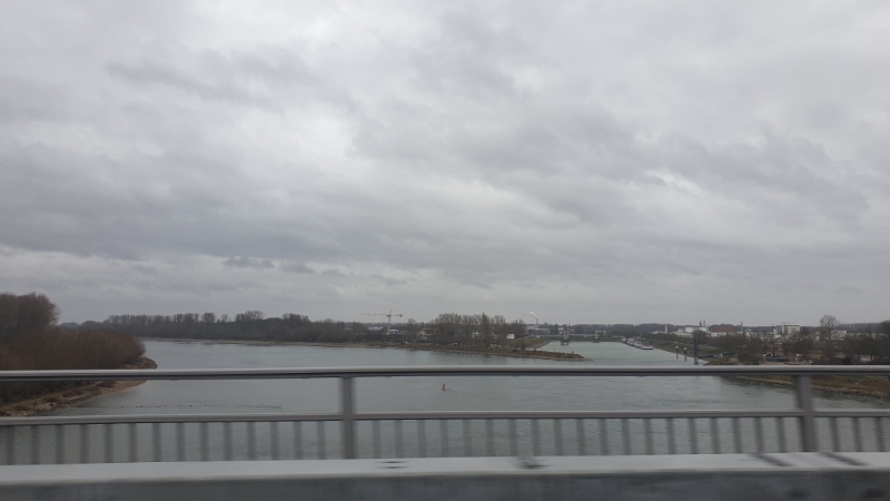 20220206_121457.jpg - ...über den Rhein...