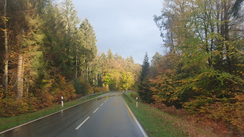 20221104_153638.jpg - ...dennoch scheint auch immer wieder mal die Sonne.Achja, wir sind auf dem Weg in den Odenwald.