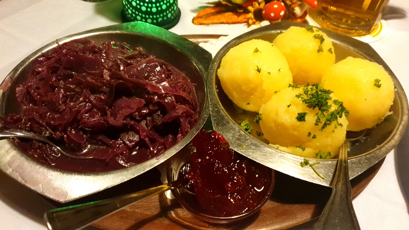 20221104_173331.jpg - ...mit Rotkraut und Klösen.