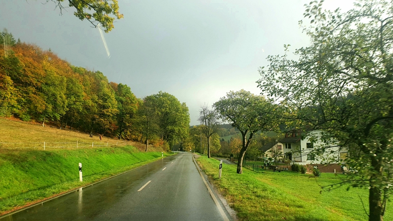 20221104_191128.jpg - Aufgrund einer Straßensperrung/Baustelle müssen wir eine Umleitung fahren und kommen so durch wunderschöne Täler und Orte...