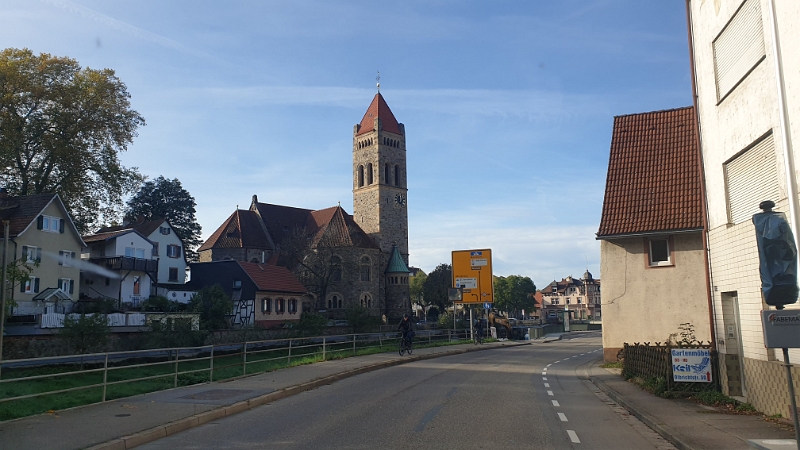 20221106_120536.jpg - In Weinheim kommen wir auf die "Bergstraße"...