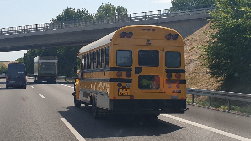 20220805_122915.jpg - Wow, wir kommen ohne Stau aus dem Rhein-Neckar-Bermuda-Stau-Dreieck.Unterwegs überholen wir einen "Schoolbus"