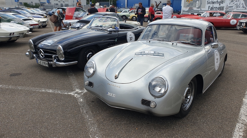 20220709_163643.jpg - Ein Porsche 356 A T2 Coupe und ein Mercedes-Benz 300SL Roadster. Beide stammen aus dem Jahr 1957.