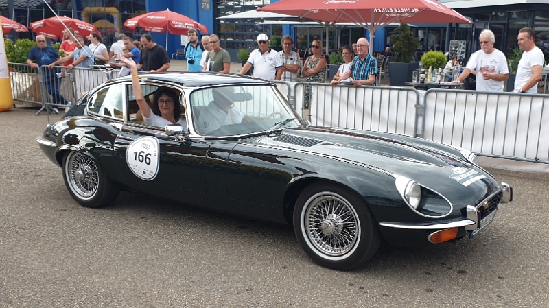 20220709_174840.jpg - Das brubbeln des V12 Motors eines Jaguar e-Types FHC von 1971 ist schon beeindruckend.