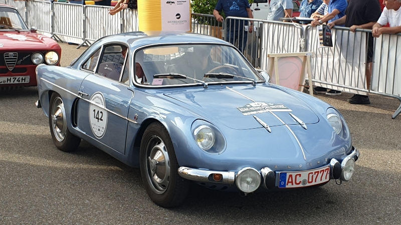 20220709_180152.jpg - Für mich mal wieder was völlig "neues". Ein Renault Alpine A108 "Tour de France" von 1965.Von vorner klar als "Alpine" erkennbar...