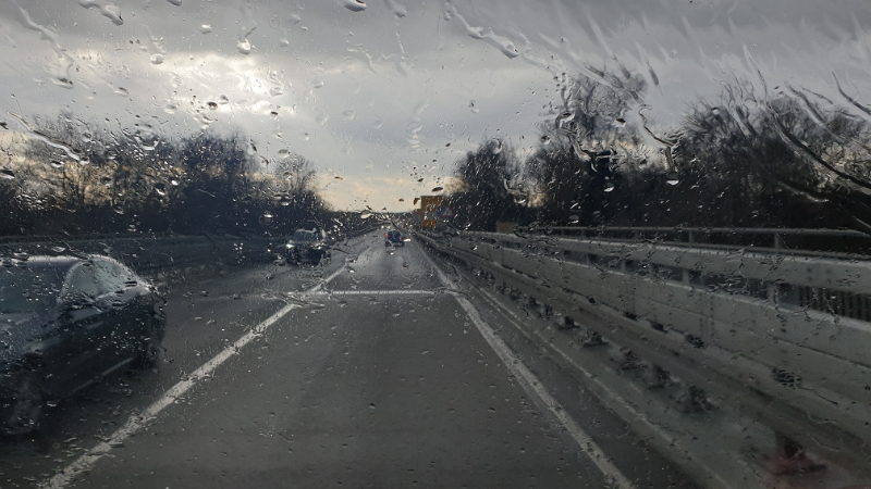 20220211_144502.jpg - Ja, es ist mal wieder Freitag und ja, wir sind natürlich mal wieder mit dem Dixi unterwegs.Wir sind hier gerade bei Speyer, wo wir den Rhein überqueren und es regnet echt heftig!
