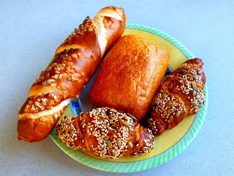 20220813_101817.jpg - Eigentlich hätten wir keinen Backofen gebraucht, 10 Minuten in die Sonne und zack, knusprige Brötchen!