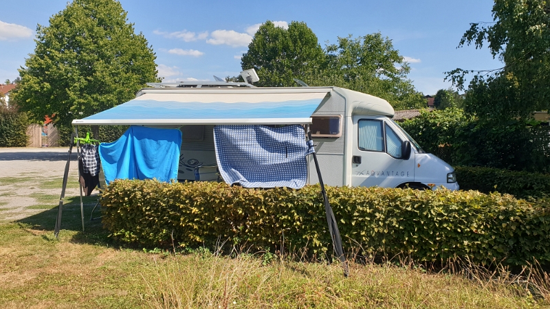 20220813_153651.jpg - Nachdem wir den Tag im Schwimmbad bzw. im Wasser verbrachten, spenden die Bade- und Liegetücher beim trocknen gleichzeitig überlebenswichtigen Schatten! ;-)