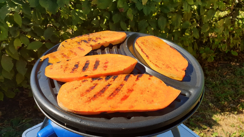 20220813_161826.jpg - Jetzt wird mal wieder "grilliert" ;-)Zunächst landen ein paar Süßkartoffeln auf dem Grill...