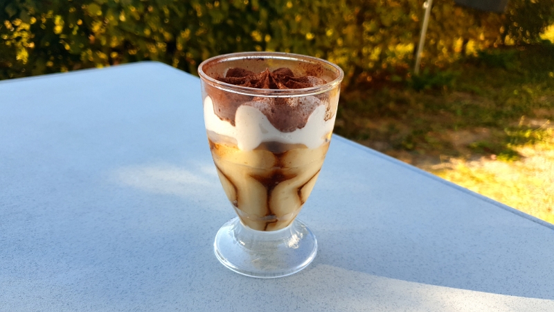 20220813_174433.jpg - Zum Nachtisch gönnen wir uns heute mal ain Tiramisu-Eis.