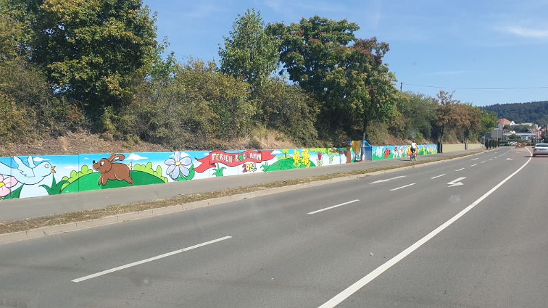 20220814_120931.jpg - In Nußloch angekommen fällt uns die frisch angemalte Mauer am Ortseingang auf.