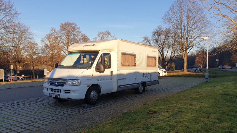 20220114_155317.jpg - Zack, auf dem Wohnmobilstellplatz "P1 am Solebad" angekommen.Hier wollen wir das Wochenende verbringen. Im Kurpark ist dieses und nächstes Wochenende noch, im sogenannten "Zeitwald", ein "Glühweindorf" aufgebaut.Das Solebad wollen wir natürlich auch besuchen. :-) 