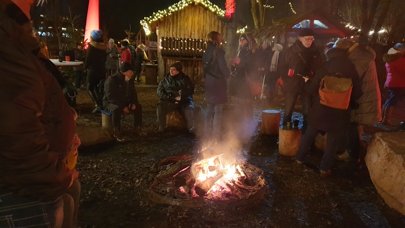 20220114_180442.jpg - Überall gibt es Lagerfeuer bzw. Feuerstellen wo man sich aufwärmen kann.