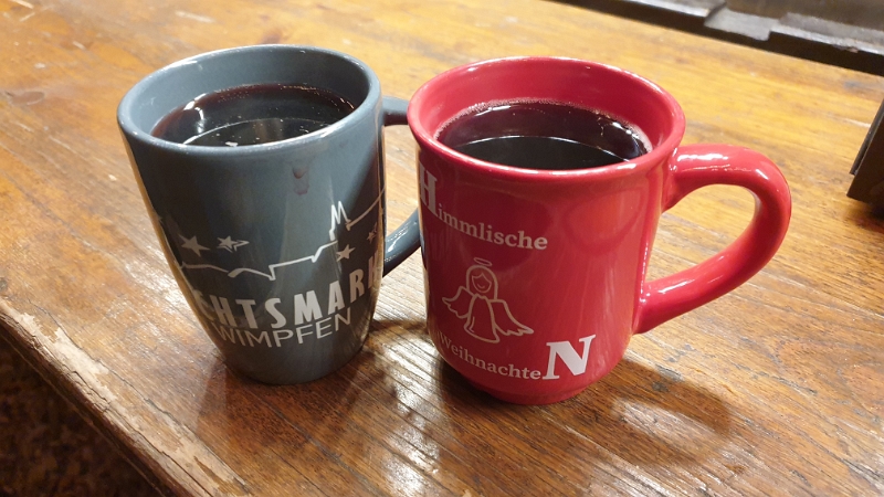 20220114_181709.jpg - Wir holen uns zwei Glühwein...