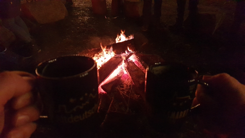 20220114_184629.jpg - Später gibts dann einen Sanddorn-Glühwein am Lagerfeuer.