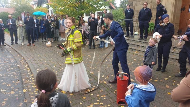 20221015_113242.jpg - Kerstin schlüpft in eine Feuerwehrjacke...