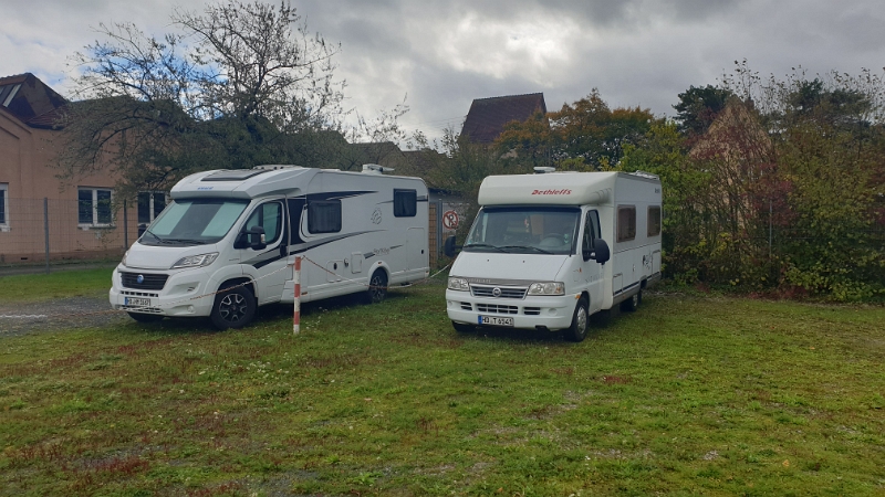 20221015_124338.jpg - Wir sind dann nach Mußbach zum Metallwerk gefahren wo die eigentliche "Party" stattfindet. Hildtrud und Heinz sind auch bereits mit dem Wohnmobil da.