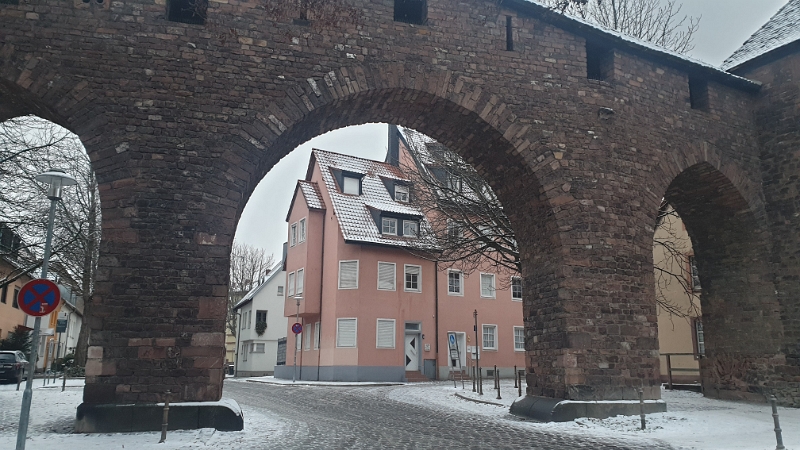 20221217_162602.jpg - ...und durch die alte Stadtmauer...