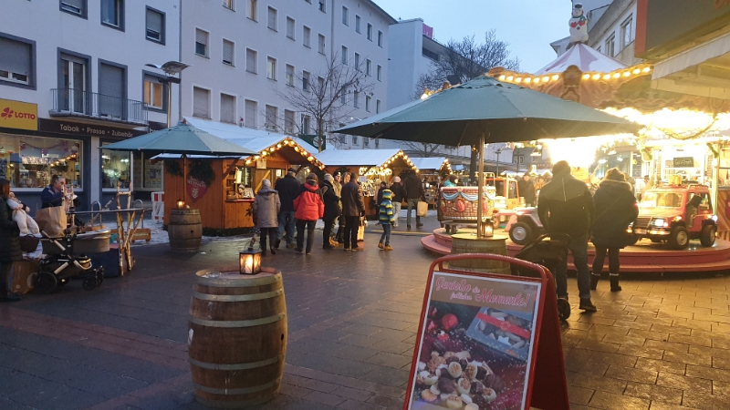 20221217_164323.jpg - Unser eigentliches Ziel ist ja der Weihnachtsmarkt, den wir nun besuchen...