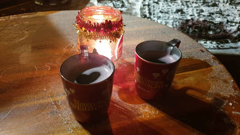 20221217_173617.jpg - ...apropos anbieten, hier geibt es Glühwein! :-)