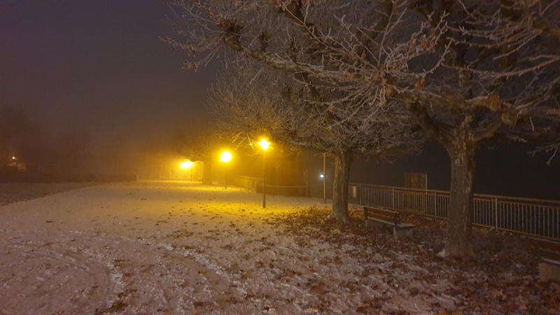 20221217_193256.jpg - Die Rheinpromenade wirkt "etwas" frostig...