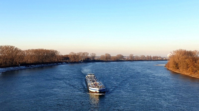 20221217_195749.jpg - ...über den Rhein bei Sandhofen...