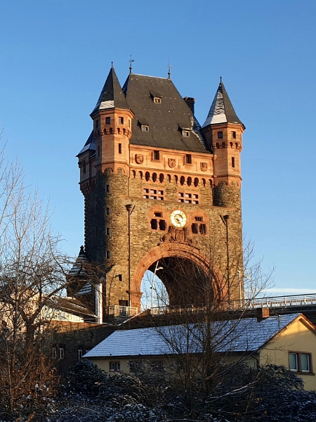 20221217_200100.jpg - ...wo wir an der Nibelungenbrücke, am Nibelungenturm...