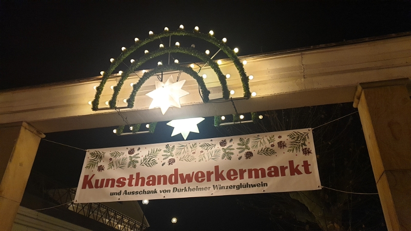 20221218_173911.jpg - ...und erneut laufen wir über den Kunsthandwerkermarkt...