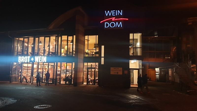 20221218_174804.jpg - Mittlerweile sind wir am Wein-Dom...