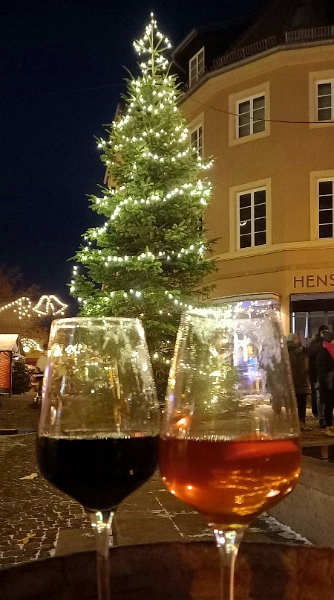 20221218_183800.jpg - Kommen wir zum nächsten Highlight! Die Glühweine von "Puur!" sind ja soooooooooo lecker!