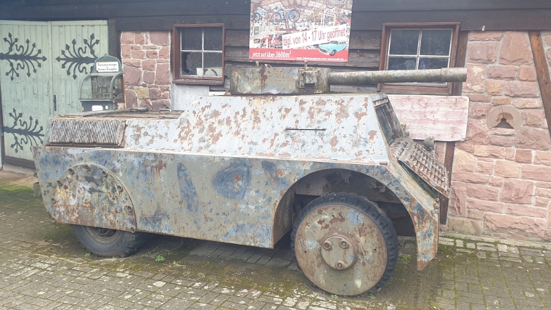 20220122_140008.jpg - Ein weiterer "Mowag" steht direkt am Eingang vom Museum. Hierbei handelt es sich um eine Panzerattrappe.