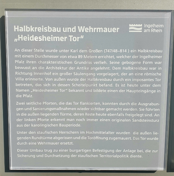 20220226_151250.jpg - Naja, wir laufen weiter und erreichen den Halbkreisbau und die Wehrmauer "Heidesheimer Tor"...