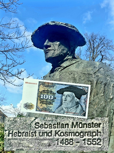 20220226_160357.jpg - Auflösung: Es ist das Denkmal für Sebastian Münster, der hier in Ingelheim geboren wurde und auf dem 100,-DM-Schein verewigt wurde.