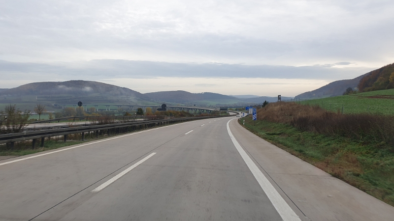 20221029_094752.jpg - Kurz vor der riesigen Werratal-Autobahnbrücke fahren wir von der Autobahn runter...
