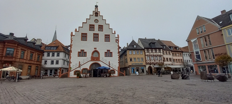 20221031_123123.jpg - ...sehen wir u.a. das historische Rathaus...