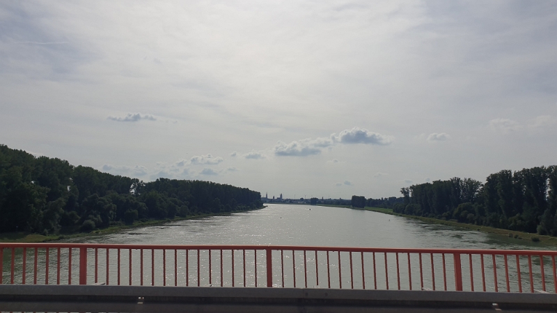 20230903_153345.jpg - Bei Speyer fahren wir dann letztendlich wieder über den Rhein...