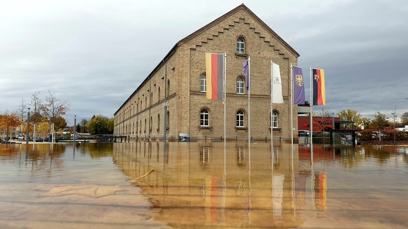20231104_143627.jpg - Hochwasser? Nö, ist nur der Brunnen auf dem Europaplatz, zwischen Weißenburger Torhaus und Paradeplatz.