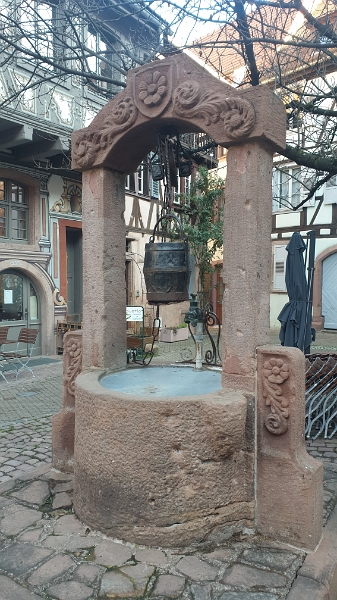 20230107_123835.jpg - Ein Brunnen auf dem Fischmarkt (Marché aux Poissons).