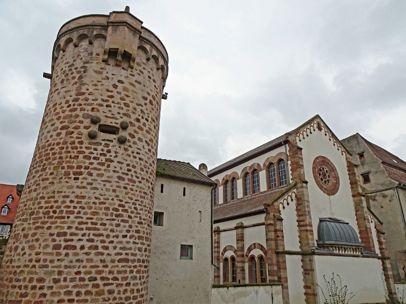 20230408_154802.jpg - Rechts im Bild die Synagoge von Obernai.