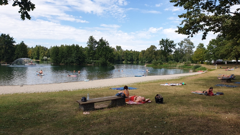 20230714_160106.jpg - Der Hauptgrund für den Besuch vom Campingplatz ist der dazugehörige Badesee. Das Wetter soll bestens und sehr warm sein...