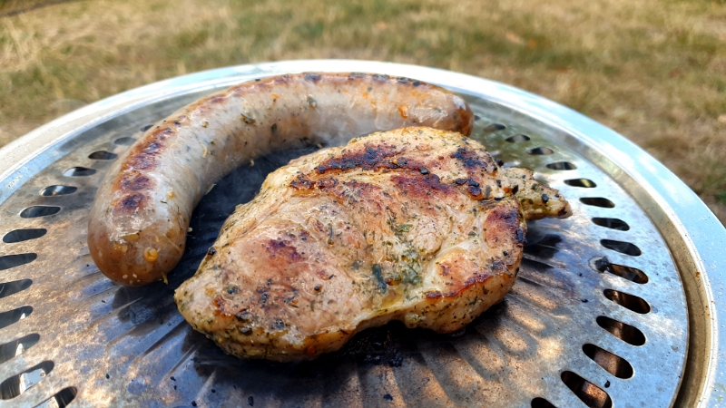 20230714_191242.jpg - Später haben wir, wie es sich als Camper auf einem Campingplatz gehört, etwas auf den Grill gelegt...