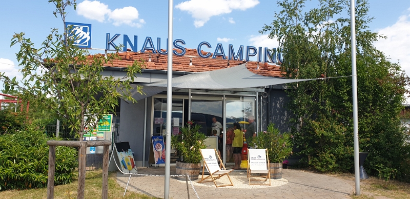 20230616_155542.jpg - Nach Feierabend fahren wir dann nach Bad Dürkheim auf den Knaus Campingplatz am Almensee.Hier haben wir uns bereits im Vorfeld eine Parzelle reserviert.