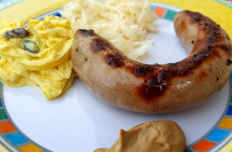 20230617_182507.jpg - Danach gab es Thüringer Bratwurst mit Kraut- und Zwiebelsalat.Später kam total überraschend ein Freund mit seiner Freundin und Hund vorbei, den ich vor über 30 Jahren zuletzt gesehen habe!Es war ein sooo schöner lustiger Abend! Viele Grüße mal an dieser Stelle an Petra und Ralf! War echt suuuper.