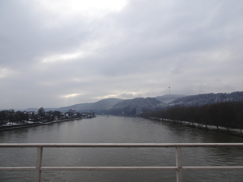DSC09479.JPG - Jetzt fahren wir bei Koblenz über den Rhein.