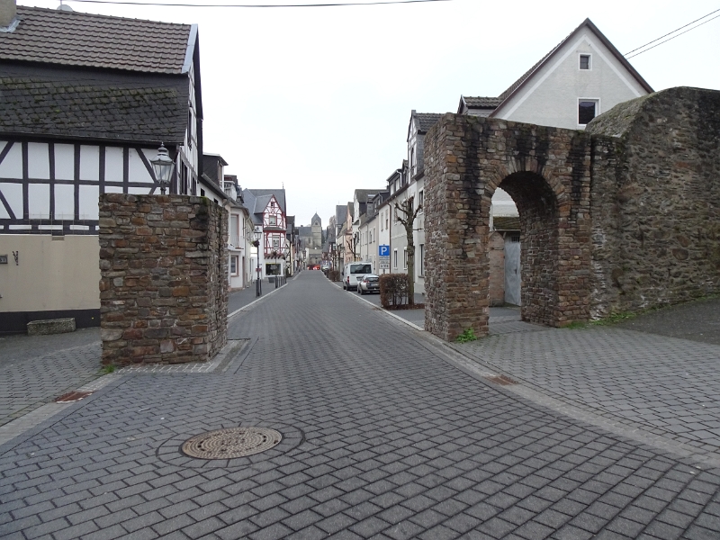 DSC09769.JPG - Wieder unten im Ort komme ich durch das Koblenzer Tor...