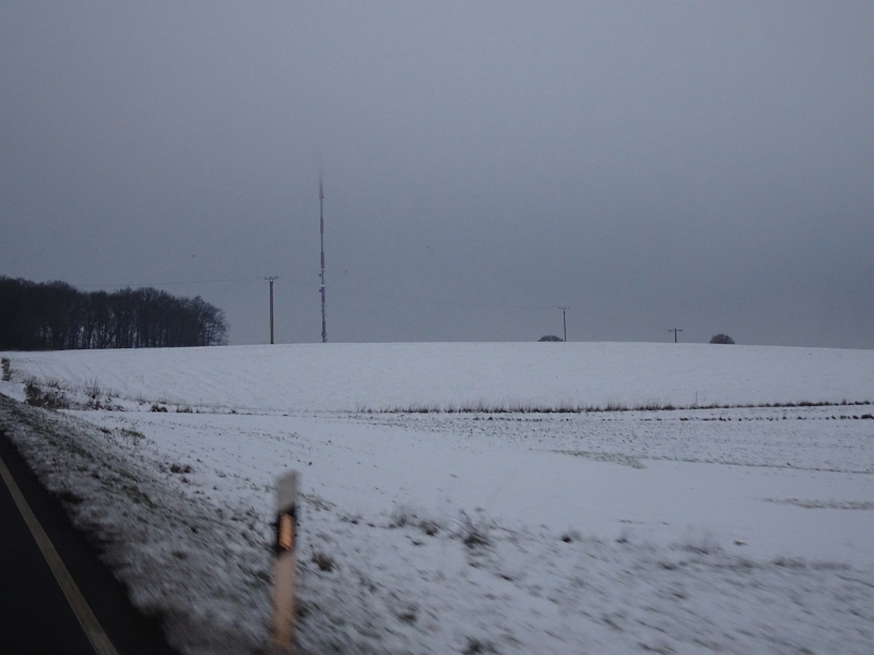 DSC09814.JPG - So gegen 17 Uhr fahren wir dann in Rhens los. Bereits nach wenigen Kilometern kommen wir auf die Hunsrückhöhenstraße und staunen nicht schlecht über die Schneemenge, die hier noch liegt!?!?