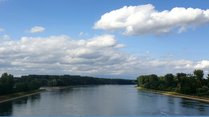 20230721_212909.jpg - Aufgrund des Bruce-Springsteen-Konzertes sind Megastaus rund um Hockenheim! :-(So umfahren wir dieses Gebiet großzügig und kommen daher bei Germersheim über den Rhein...